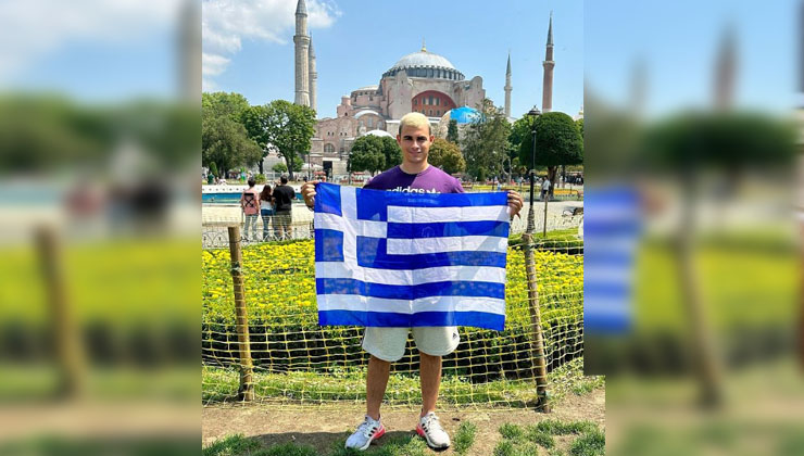 Yunan turist Ayasofya Camiinin önünde Yunan bayrağı ile poz verdi 
