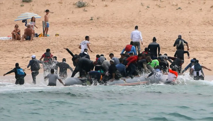 İnsanlar yüzerken kaçak göçmenler denizden geldi!