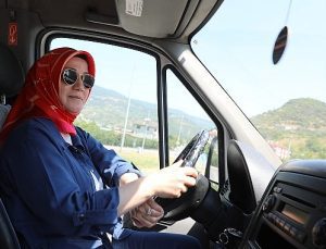 Geyve Belediyesi Garaj Amirliği’nin ilk kadın belediye otobüs şoförü Nebahat Çakır sefere başladı