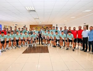 U17 Türkiye Şampiyonası’nda Konya’yı temsil ederek şampiyonada Türkiye ikincisi olan Selçuklu Belediyespor Kulübü U17 Futbol Takımı, Selçuklu Belediye Başkanı Ahmet Pekyatırmacı’yı ziyaret etti