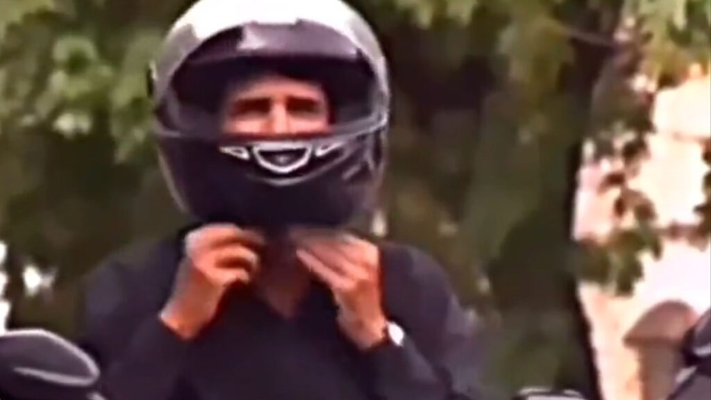 Kaskınızı takın yoksa trafik ışığı yanmaya devam eder!