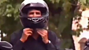 Kaskınızı takın yoksa trafik ışığı yanmaya devam eder!